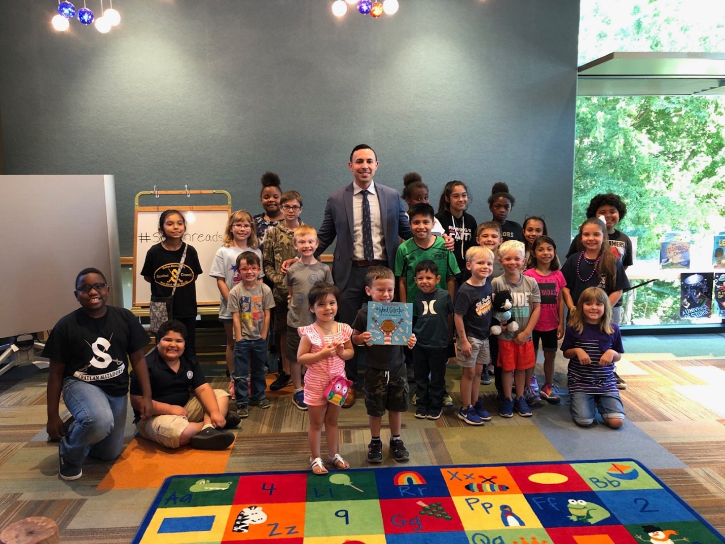 Seguin ISD Superintendent Gutierrez posing with students